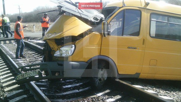Под Омском школьный автобус сбит грузовым поездом, есть погибшие Под Омском школьный автобус сбит грузовым поездом, есть погибшие, 14 апреля