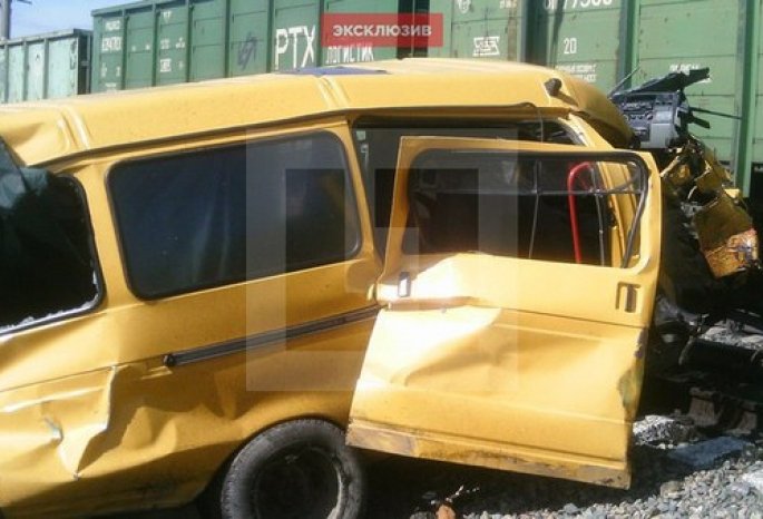 Под Омском школьный автобус сбит грузовым поездом, есть погибшие Под Омском школьный автобус сбит грузовым поездом, есть погибшие, 14 апреля