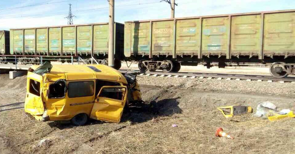 Под Омском школьный автобус сбит грузовым поездом, есть погибшие Под Омском школьный автобус сбит грузовым поездом, есть погибшие, 14 апреля