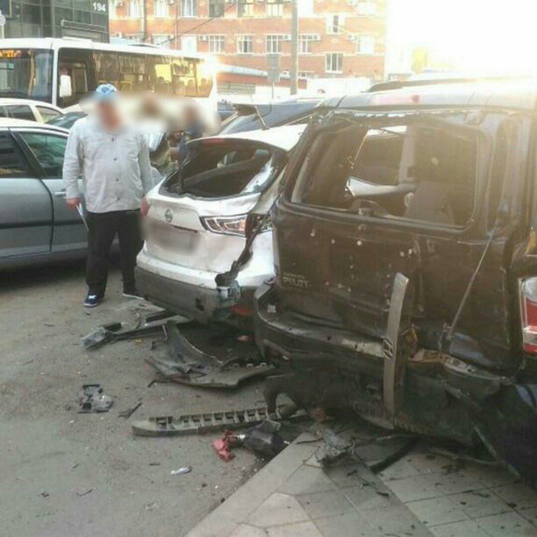 В Краснодаре Peugeot на всей скорости влетел в припаркованные автомобили