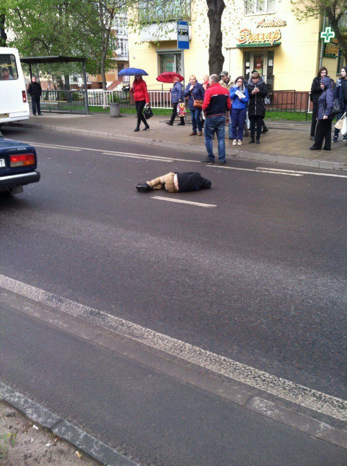 Во Львове сегодня, 14 апреля, случилось нелепое ДТП - автомобиль «Скорой помощи» переехал ноги подростку