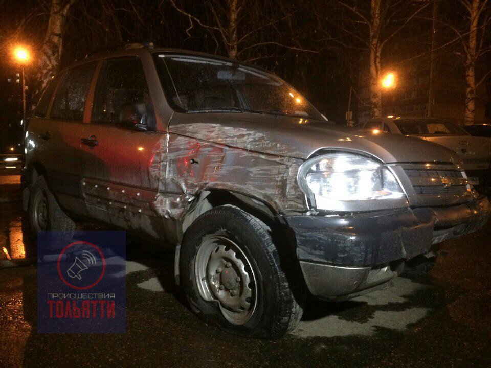 В Тольятти водитель Chevrolet Niva влетел на парковку В Тольятти водитель Chevrolet Niva влетел на парковку