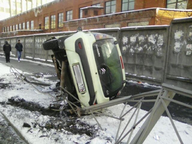 В Петербурге пьяный водитель перевернул припаркованный Citroen, 15 апреля