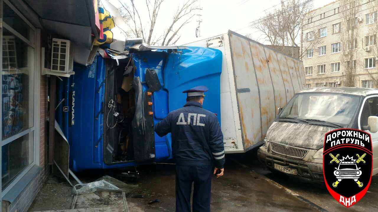 В Саратове водитель фуры без тормозов завалил машину на торговый павильон, чтобы избежать жертв