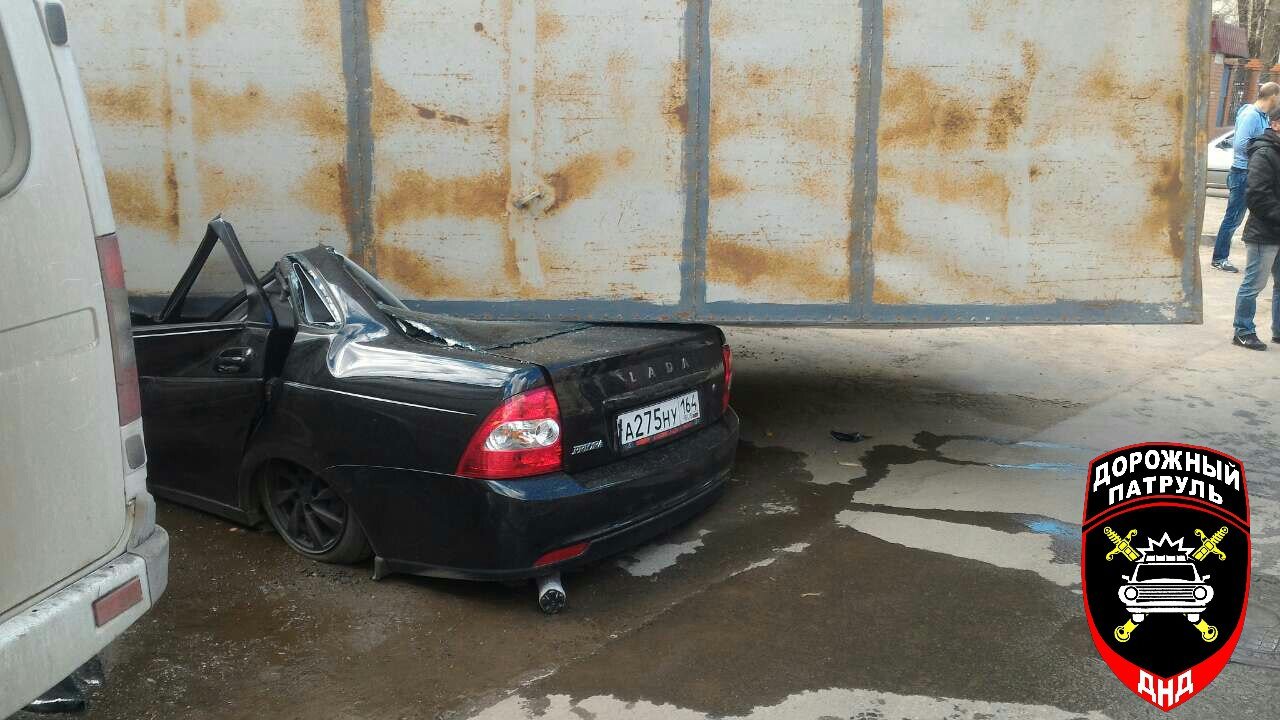 В Саратове водитель фуры без тормозов завалил машину на торговый павильон, чтобы избежать жертв