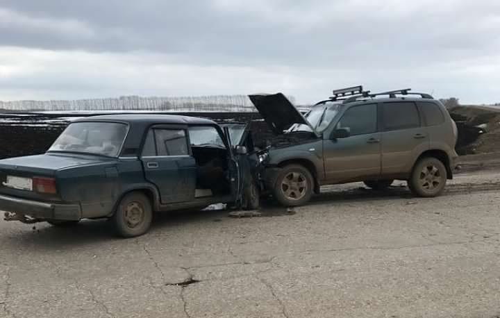 В Башкирии "Жигули" не уступили дорогу "Ниве": двое погибших и трое госпитализировано