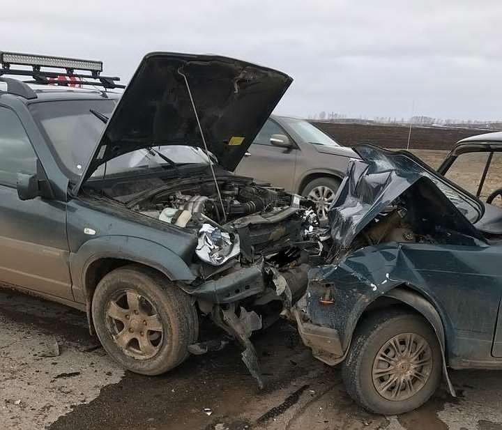 В Башкирии "Жигули" не уступили дорогу "Ниве": двое погибших и трое госпитализировано