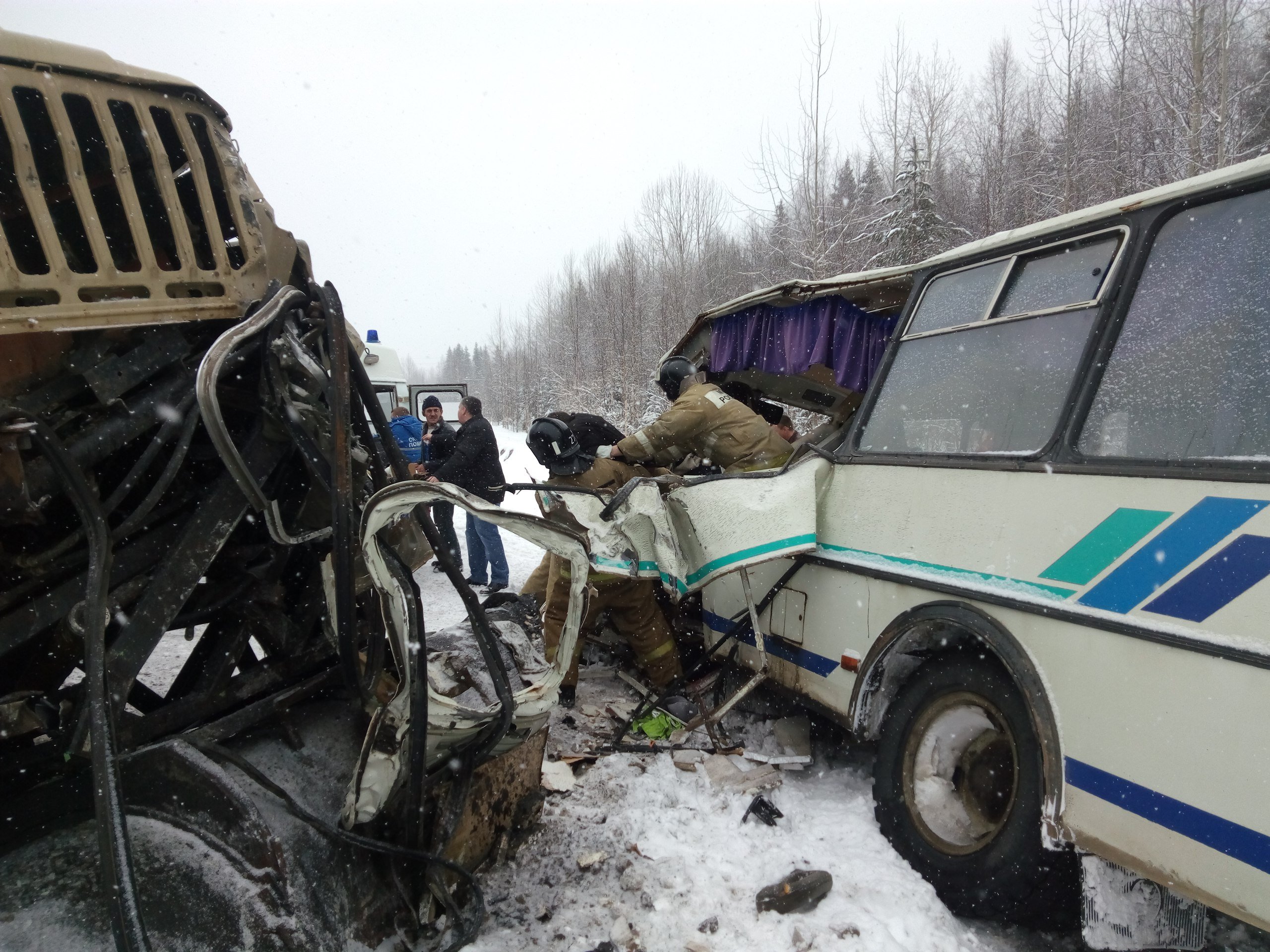 В Коми в ДТП с автобусом и грузовиком пострадало 37 человек, один погиб В Коми в ДТП с автобусом и грузовиком пострадало 37 человек, один погиб, 17 апреля
