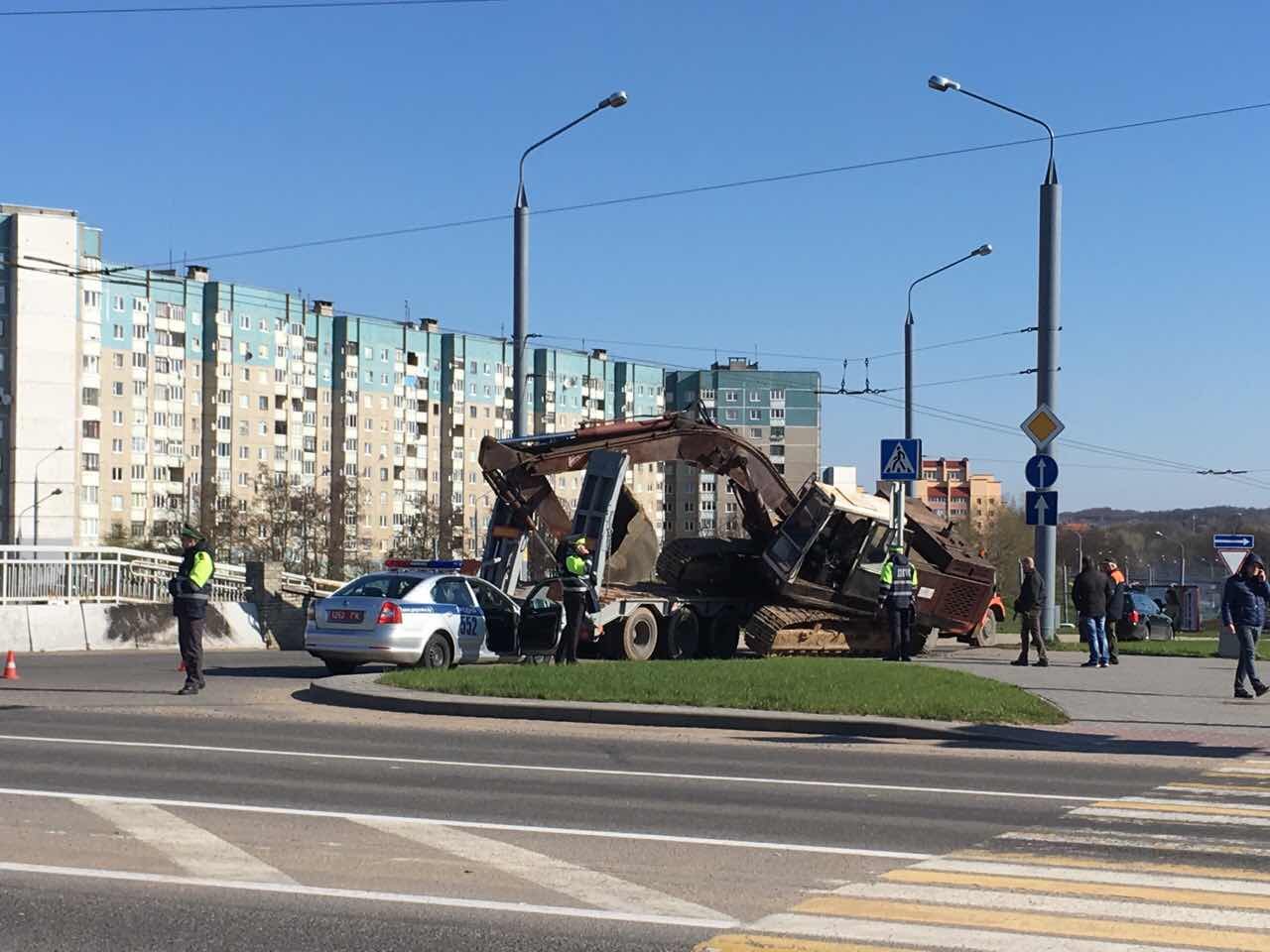В Гродно сегодня, 18 апреля, около 9 часов утра упал экскаватор
