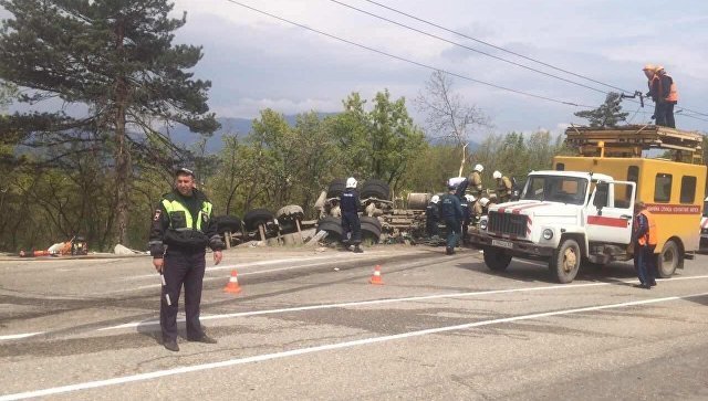 Жуткое ДТП с двумя погибшими под Алуштой: грузовик раздавил легковушку ДТП с двумя погибшими под Алуштой грузовик раздавил легковушку (1).jpg