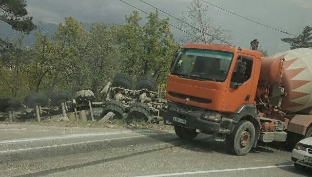 Жуткое ДТП с двумя погибшими под Алуштой: грузовик раздавил легковушку ДТП с двумя погибшими под Алуштой грузовик раздавил легковушку (6).jpg