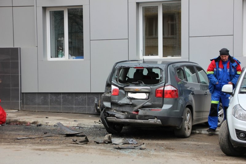 В Саратове женщина за рулем Lexus перепутала педали и устроила ДТП (7).jpg