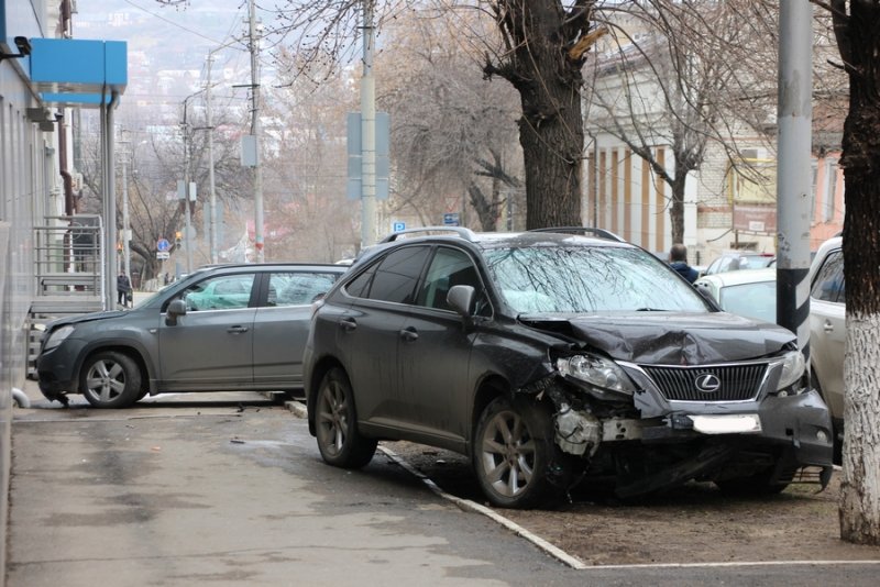 В Саратове женщина за рулем Lexus перепутала педали и устроила ДТП (4).jpg