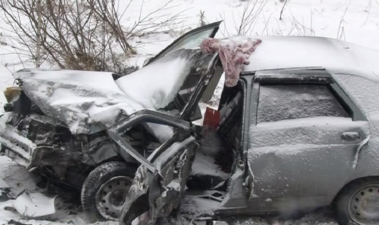 В Шарь­ин­ском рай­оне из-за выехавшей на встречку Infiniti погибла водитель ВАЗ-2112