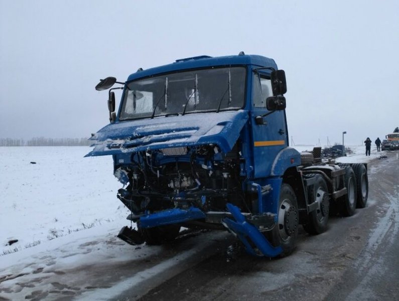 В Туймазинском районе "десятка" влетела под "КамАЗ", водитель погиб