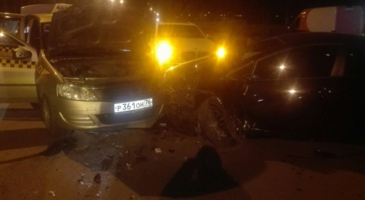 В ночном ДТП с участием такси в Ярославле пострадали два человека.jpg
