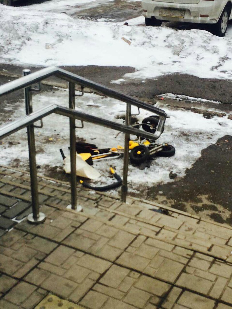 В Ижевске грузовик раздавил двухлетнего ребенка в коляске, пока отец ушел в бар (2).jpg