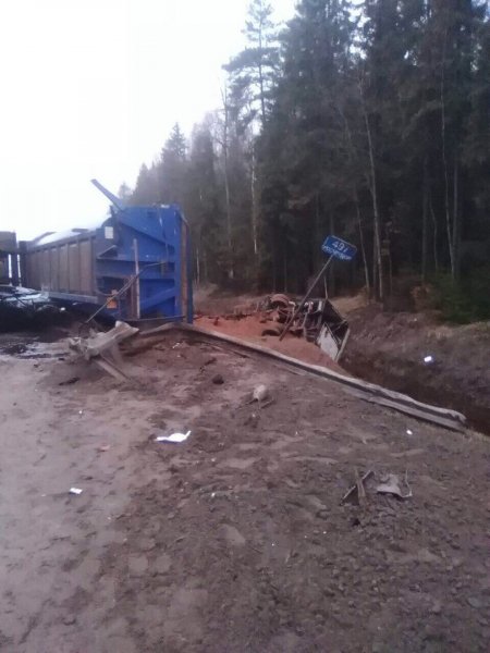 В Новгородском районе фура врезалась в иномарку и насмерть задавила человека (2).jpg