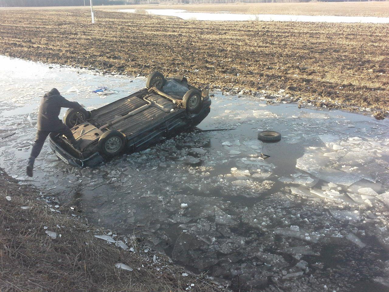 В Татарстане погиб молодой водитель перевернувшегося автомобиля В Татарстане погиб молодой водитель перевернувшегося автомобиля (4).jpg
