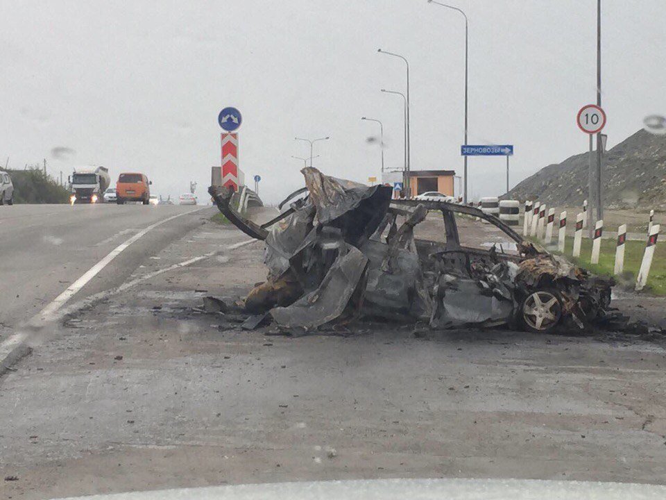В Новороссийске  после ДТП в машине сгорел молодой человек.jpg