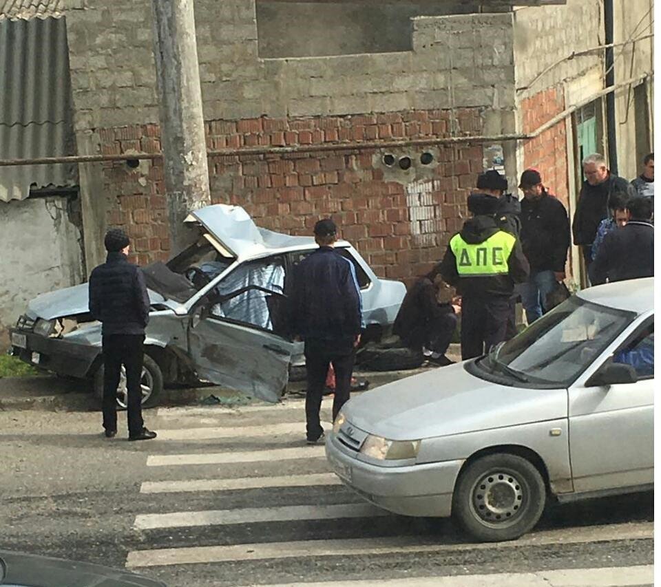 В Махачкале автомобиль вылетел на тротуар погибли два человека (2).jpg