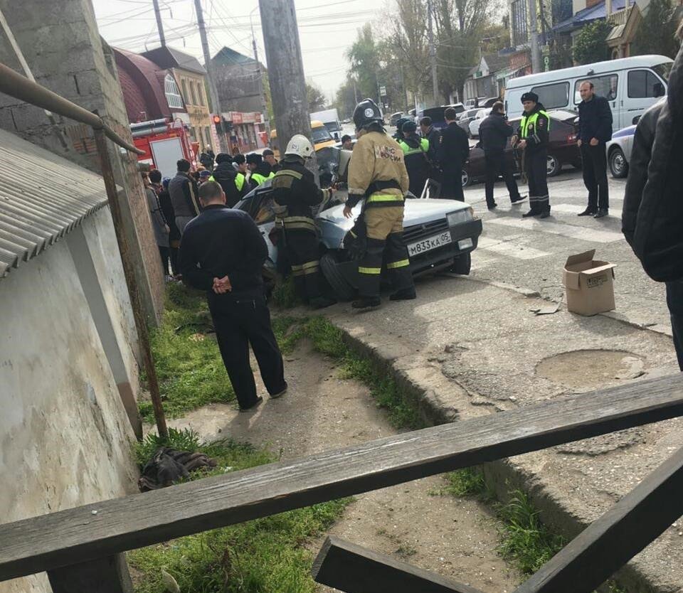 В Махачкале автомобиль вылетел на тротуар погибли два человека (1).jpg