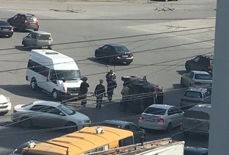 В центре Омска после ДТП опрокинулась иномарка.jpg
