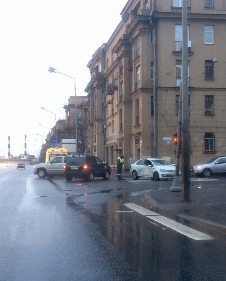 В ДТП на Малоохтинском проспекте в Петербурге пострадали женщина и ребенок В ДТП на Малоохтинском проспекте в Петербурге пострадали женщина и ребенок (1).jpg