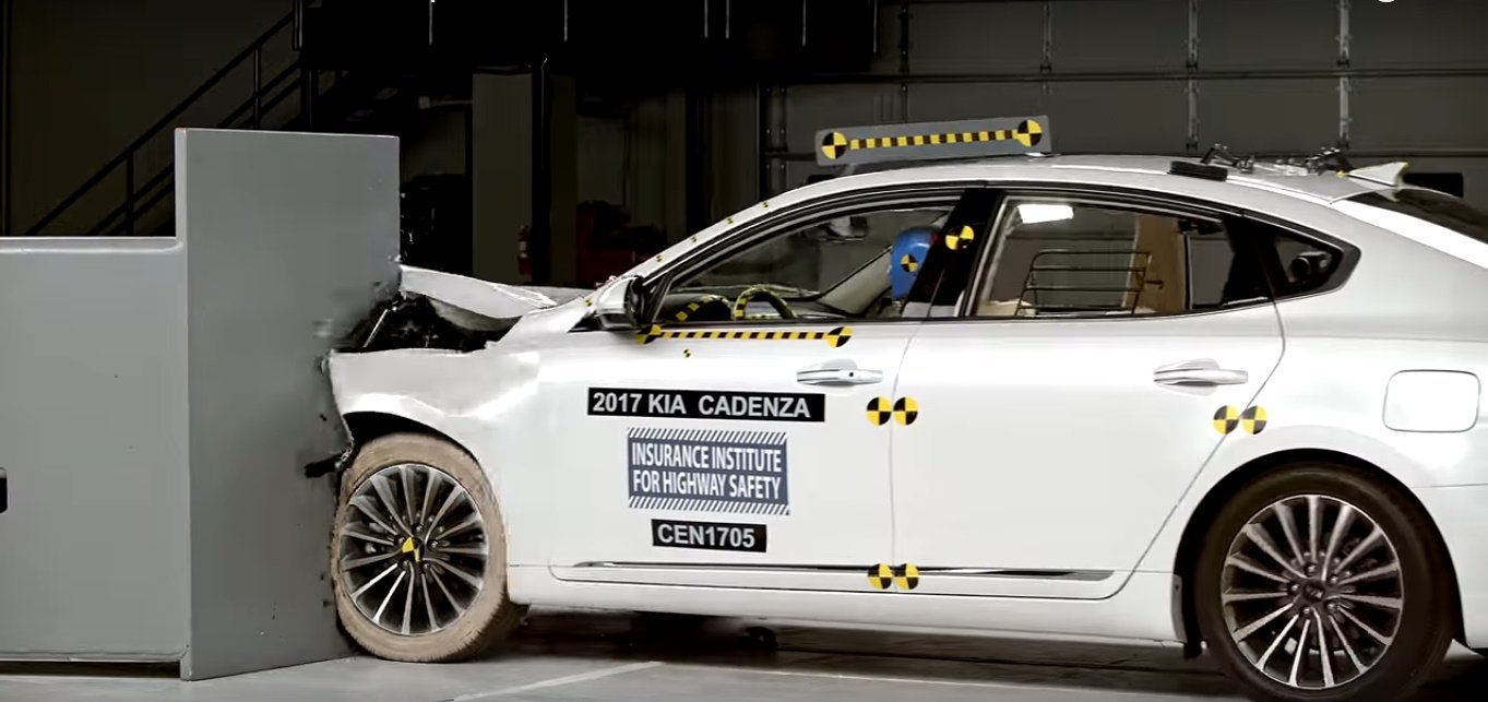Седан Kia Cadenza 2017 признали одним из самых безопасных автомобилей.jpg