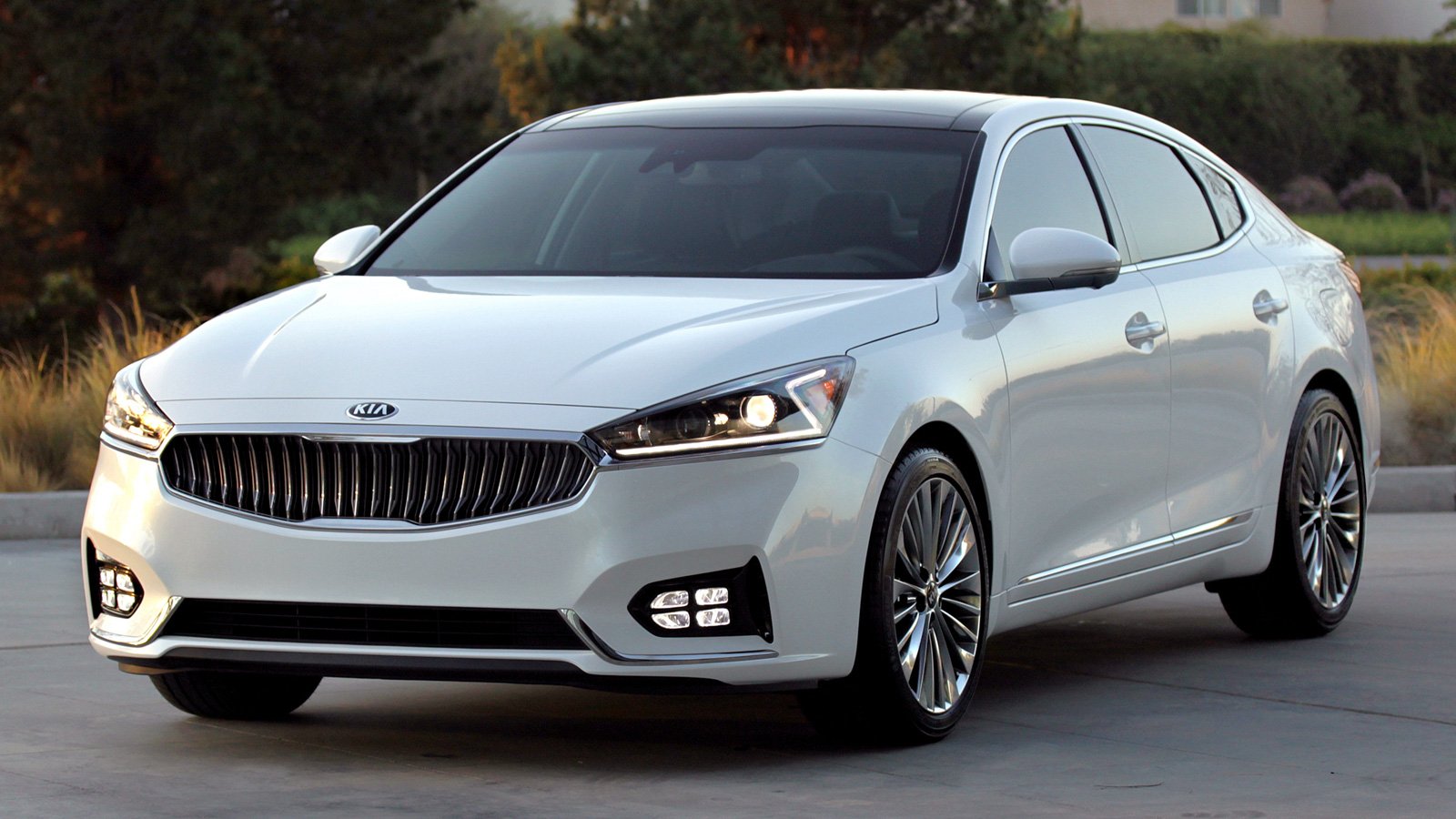 Седан Kia Cadenza 2017 признали одним из самых безопасных автомобилей .jpg