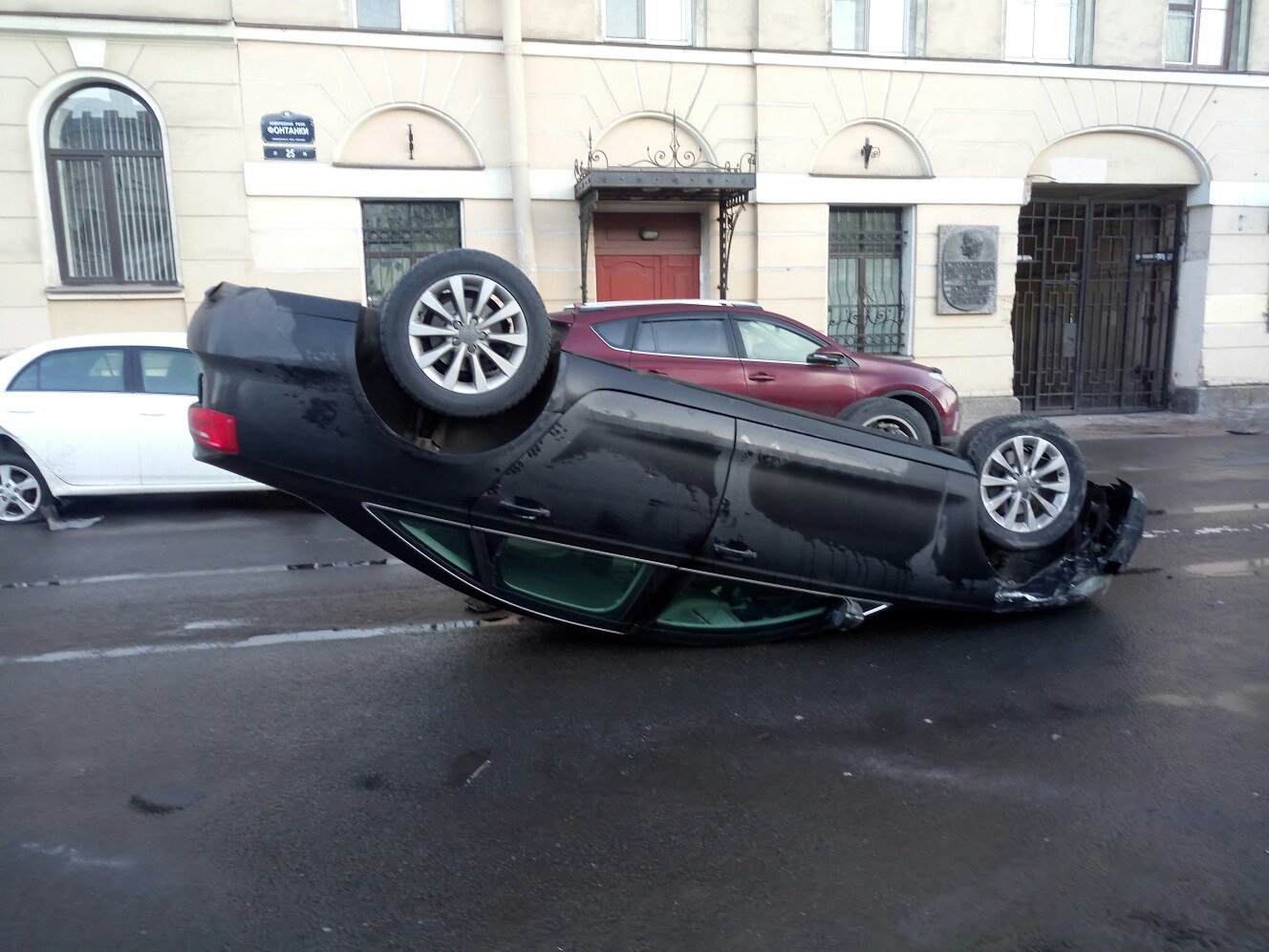 В центре Петербурга автомобиль Audi опрокинулся на крышу (2).jpg
