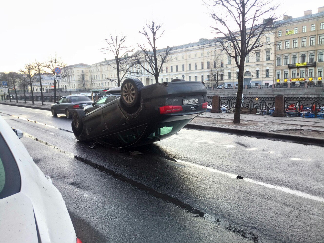 В центре Петербурга автомобиль Audi опрокинулся на крышу (3).jpg