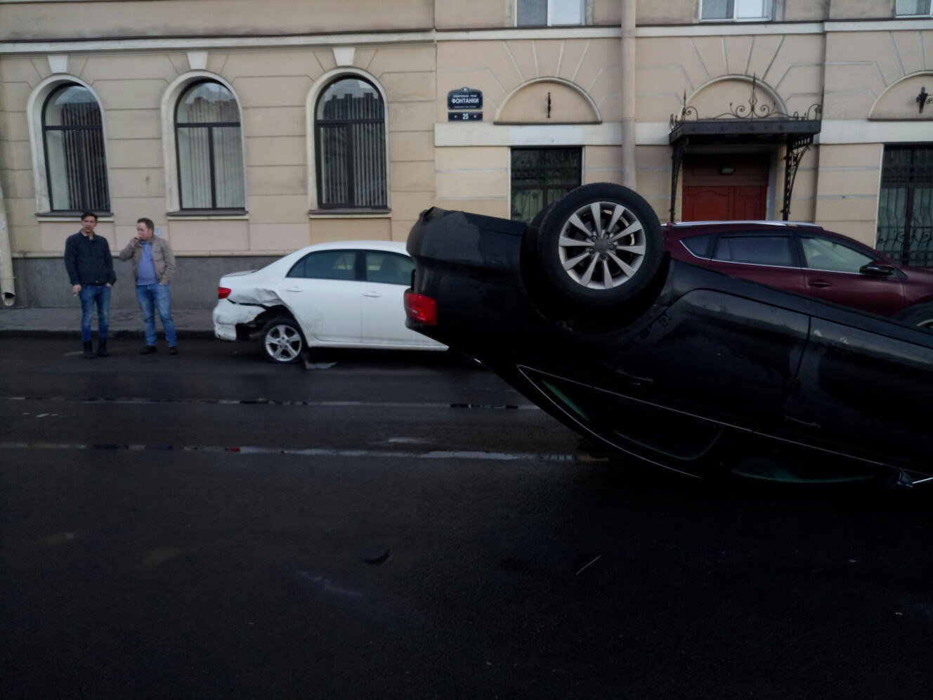 В центре Петербурга автомобиль Audi опрокинулся на крышу (1).jpg