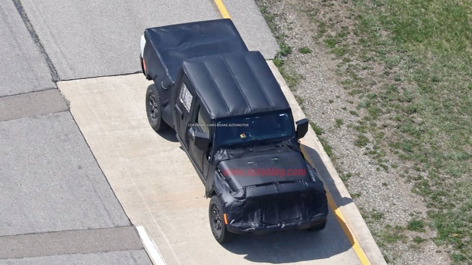 Снимки нового поколения пикапа Jeep Wrangler попали в Сеть (3).jpg