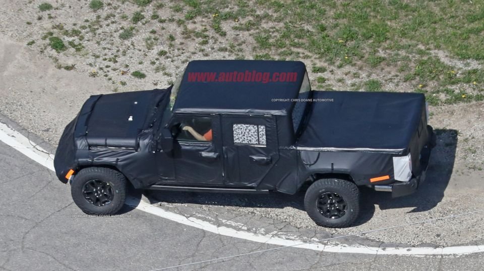 Снимки нового поколения пикапа Jeep Wrangler попали в Сеть (4).jpg