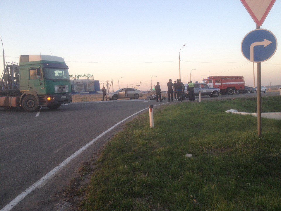 Под Воронежем мотоциклист врезался в фуру и погиб Под Воронежем мотоциклист врезался в фуру и погиб (3).jpg