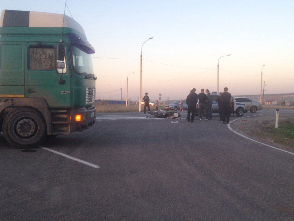 Под Воронежем мотоциклист врезался в фуру и погиб Под Воронежем мотоциклист врезался в фуру и погиб (1).jpg
