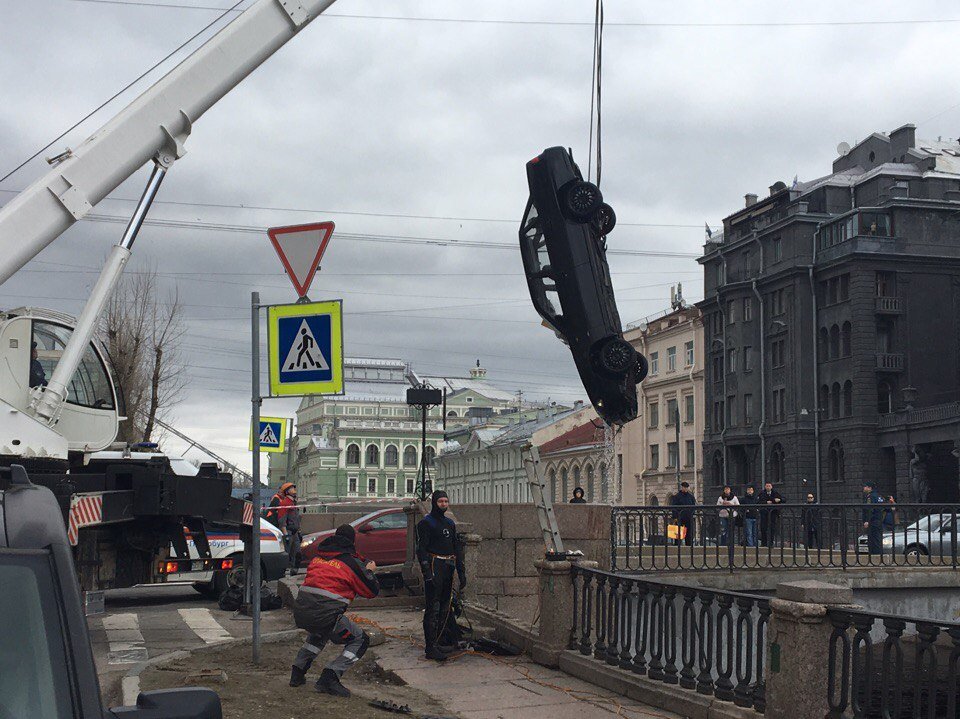 В Петербурге доставали автомобиль из Крюкова канала В Петербурге доставали автомобиль из Крюкова канала