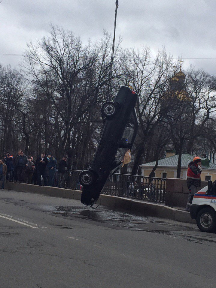 В Петербурге доставали автомобиль из Крюкова канала В Петербурге доставали автомобиль из Крюкова канала