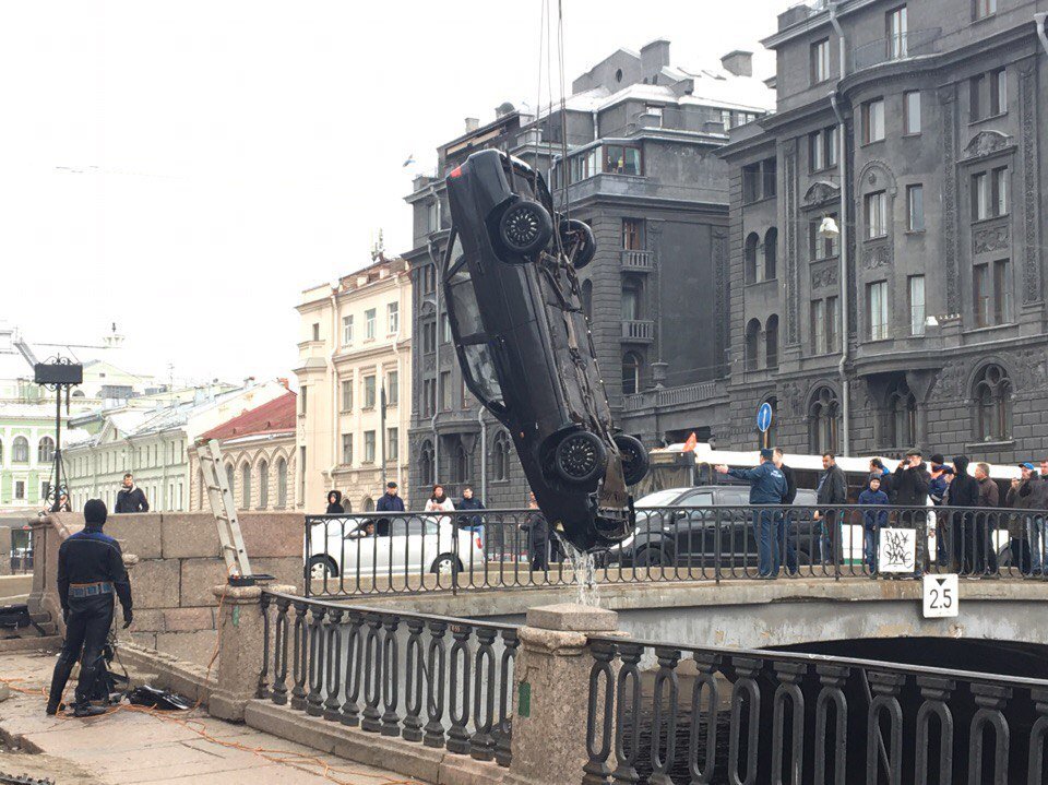 В Петербурге доставали автомобиль из Крюкова канала В Петербурге доставали автомобиль из Крюкова канала