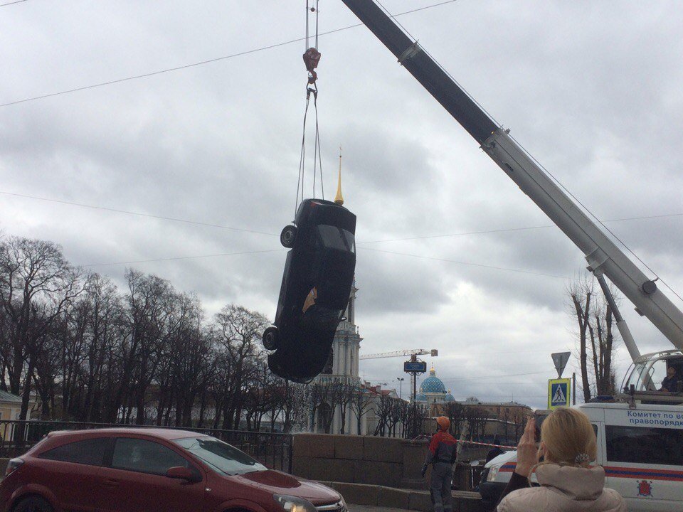 В Петербурге доставали автомобиль из Крюкова канала В Петербурге доставали автомобиль из Крюкова канала