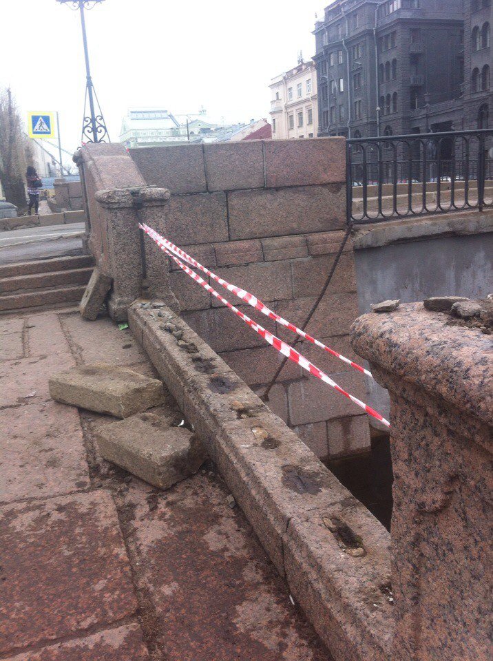 В Петербурге доставали автомобиль из Крюкова канала В Петербурге доставали автомобиль из Крюкова канала