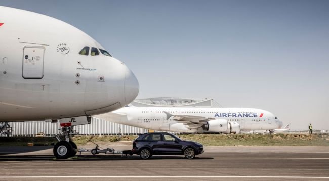 Porsche Cayenne устнановил рекорд, протащив 285-тонный самолет (1).jpg