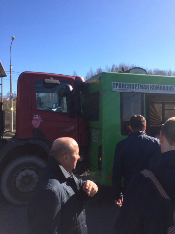 Фура врезалась в пассажирский автобус под Петербургом (4).jpg