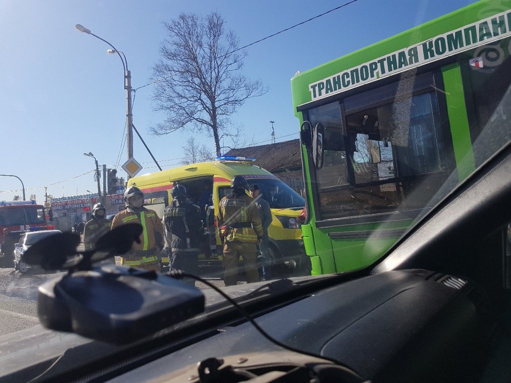 Фура врезалась в пассажирский автобус под Петербургом (1).jpg