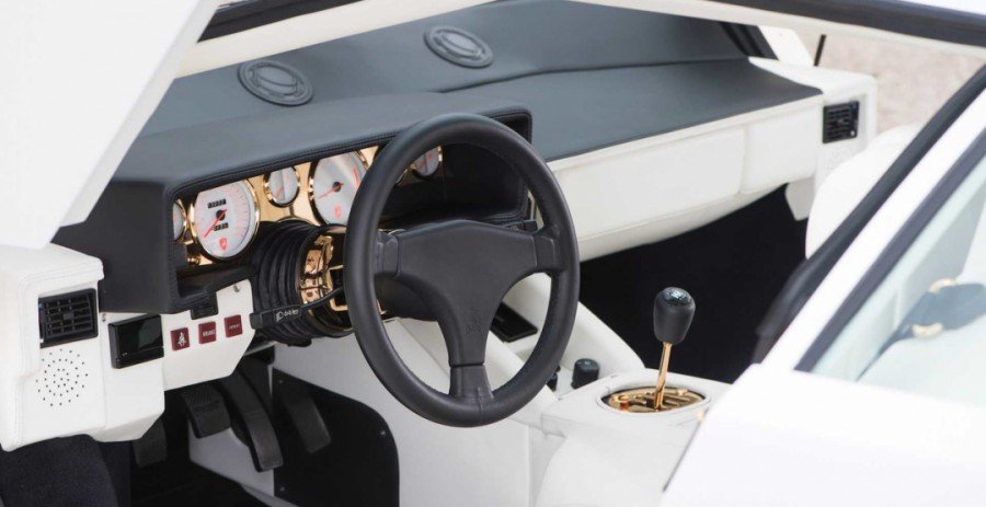 Lamborghini Countach 5000 с золотыми вставками продадут на аукционе (9).jpg