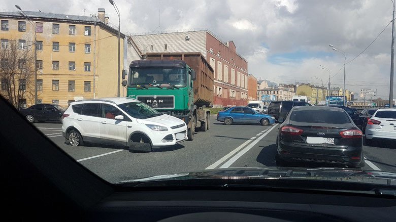 У Ford Kuga в ДТП на набережной Обводного канала оторвало колесо (5).jpg