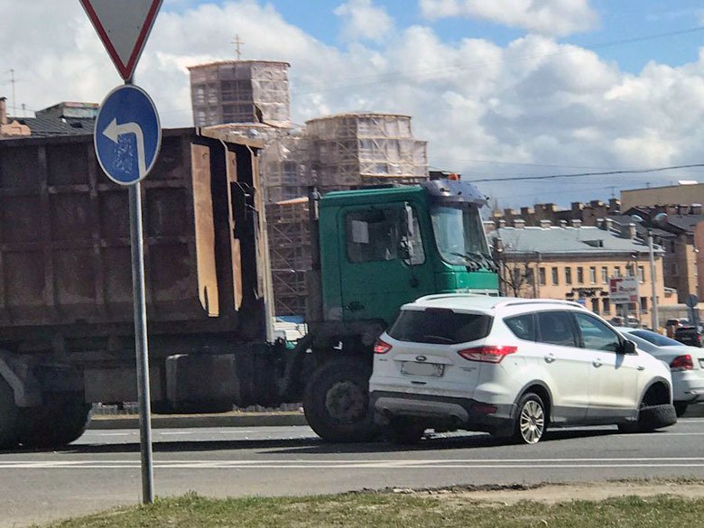 У Ford Kuga в ДТП на набережной Обводного канала оторвало колесо (2).jpg