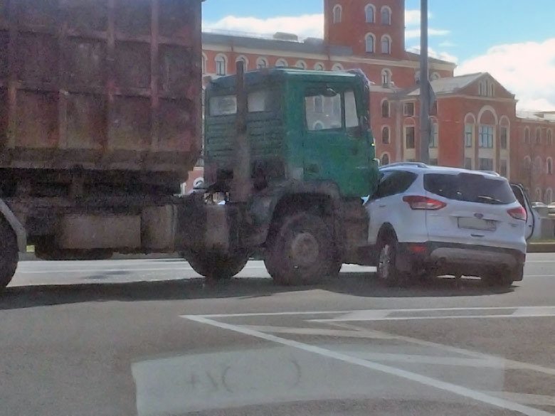 У Ford Kuga в ДТП на набережной Обводного канала оторвало колесо (4).jpg