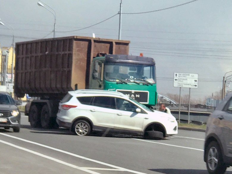 У Ford Kuga в ДТП на набережной Обводного канала оторвало колесо (3).jpg